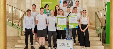 Gewannen den school.fm-Preis 2023 in der Kategorie für „Bestes Schulradio“ und in der Kategorie für „Bester Flow“: Schülerinnen und Schüler des Schulradios SchulRadio GSN der Gesamtschule Niederwalgern in Weimar.