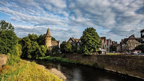 Der Dillturm in Herborn von der Obertorbrücke aus gesehen.