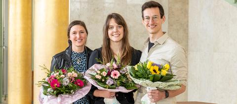 Verleihung des Kurt-Magnus-Preises der ARD am 17.04.2024 durch den Hessischen Rundfunk (von links): Isabel Scholz (NDR, 3. Preis), Ann-Kathrin Wetter (BR, 1. Preis) und Leo Braun (SWR, 2. Preis)