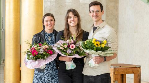 Verleihung des Kurt-Magnus-Preises der ARD am 17.04.2024 durch den Hessischen Rundfunk (von links): Isabel Scholz (NDR, 3. Preis), Ann-Kathrin Wetter (BR, 1. Preis) und Leo Braun (SWR, 2. Preis)