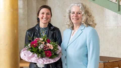 Verleihung des Kurt-Magnus-Preises der ARD am 17.04.2024 durch den Hessischen Rundfunk (von links): Isabel Scholz (NDR), Trägerin des 3. Preises, mit Laudatorin Anke Mai (SWR-Programmdirektorin)