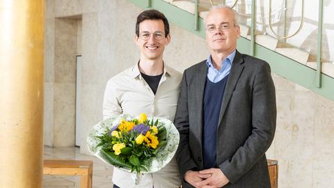 Verleihung des Kurt-Magnus-Preises der ARD am 17.04.2024 durch den Hessischen Rundfunk (von links): Leo Braun (SWR), Träger des 2. Preises, mit Laudator Thomas Hinrichs (BR-Programmdirektor)