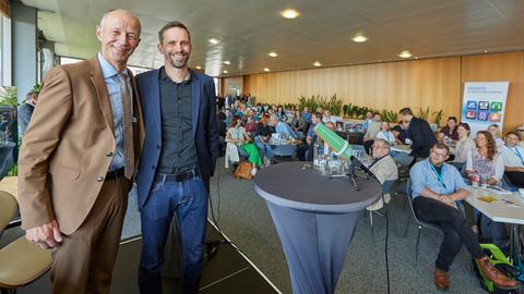 Der hessischen Minister für Kultus, Bildung und Chancen Armin Schwarz (li.) und hr-Intendant Florian Hager beim hr-Medientag für hessische Lehrerinnen und Lehrer im Funkhaus Frankfurt.