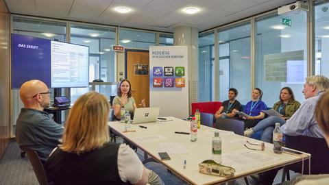 hr-Medientag für hessische Lehrerinnen und Lehrer im Funkhaus Frankfurt - Workshop "Informationen in einer Minute – Storytelling für den Unterricht mit Elen Schmidt".