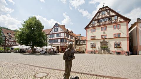 Rotenburg a. d. Fulda: Rathaus mit Diakonisse 