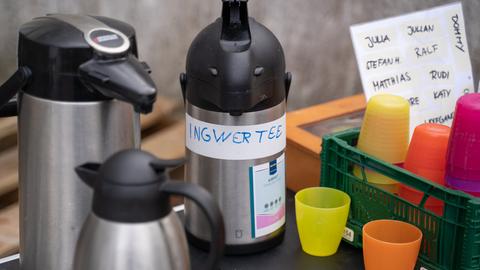 Thermos-Teekanne und Plastikbecher mit Namen beschriftet; Namensaufkleber