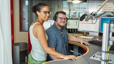 Hadija Haruna-Oelker mit Programmmacher Leon Palm im hr3-Studio