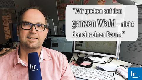 Jan Eggers und Texttafel "Wir gucken auf den ganzen Wald - nicht den einzelnen Baum"