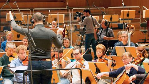 Dirigent Sebastian Zierer mit dem hr-Sinfonieorchester im hr-Sendesaal