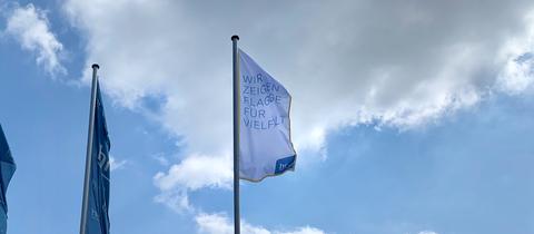 Fahne mit der Aufschrift "Wir zeigen Flagge für Vielfalt" vor dem Haupteingang des hr. 