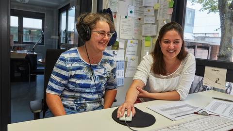 Besucherin Simone Seibold mit CvD Julia Wolf in der "Hallo Hessen"-Redaktion