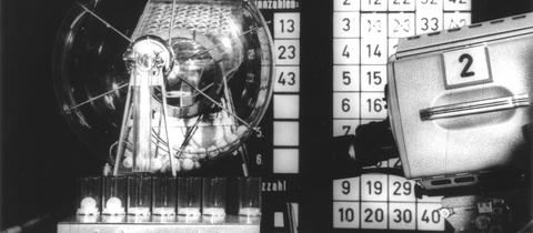 altes Lotto-Ziehungsgerät in Nahaufnahme, schwarz-weiß