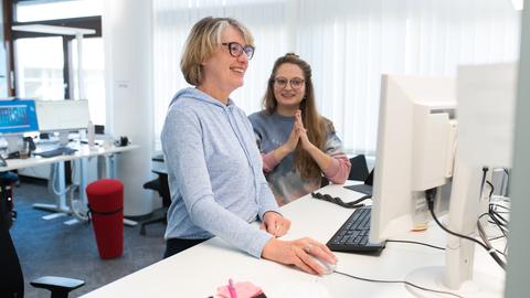 Gabriele Holzner beim Community Management der "hessenschau"