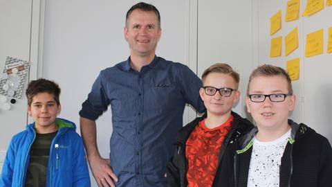 Die drei Gewinner des GNZ-Kinderquiz mit Programmchef Jan Vorderwülbecke (Zweiter von links)