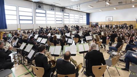 Das hr-Sinfonieorchester in der Turnhalle der Marienschule