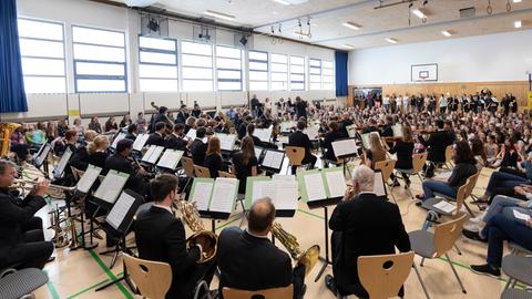 Das hr-Sinfonieorchester in der Turnhalle der Marienschule