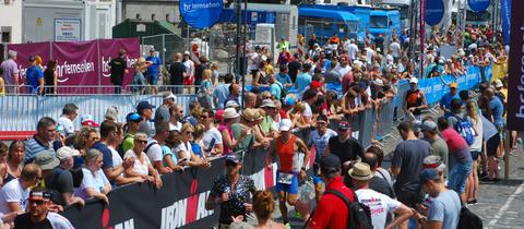 Ironman Frankfurt: Läufergasse am Nordufer des Mains mit Sportlern und Zuschauern