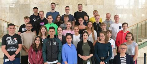 Gruppenfoto des hr-Azubi-Jahrgangs 2019 auf der Treppe der Goldhalle