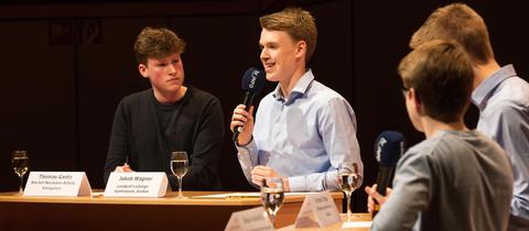 Vier Debattanten bei der Veranstaltung im hr-Sendesaal