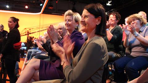 Die Komparsen applaudieren als fiktives Publikum.