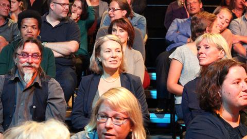 Nachdem die letzte Szene gedreht ist, warten die Komparsen im Fernsehstudio und sind gespannt, ob der Regisseur zufrieden ist.