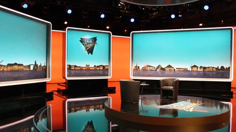 Blick ins Fernsehstudio 1, in dem die Kulisse einer fiktiven Talkshow aufgebaut ist.