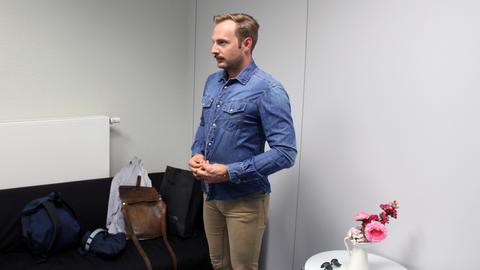 Komparse Martin Schlemmer zieht sich in der Garderobe das passende Outfit für den Dreh an.
