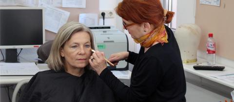 Komparsin Ethel Dadam wird in der Maske geschminkt.