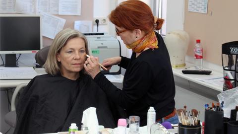 Komparsin Ethel Dadam wird in der Maske geschminkt.