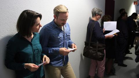Die Komparsen stehen im Flur und warten auf ihren Einsatz.