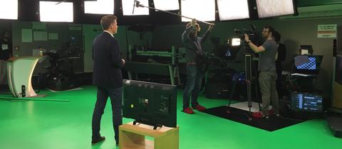Moderator Sebastian Kisters und das Kamerateam bei den Aufnahmen zu "#kurzerklärt" im Studio