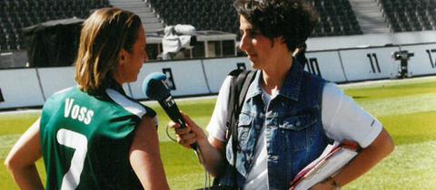 Zwei Martinas auf dem Spielfeld: Schon beim Pokalfinale 2003 interviewt die hr-Reporterin Martina Knief die damalige Fußballerin und heutige Bundestrainerin Martina Voss-Tecklenburg.