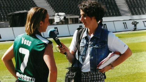 Zwei Martinas auf dem Spielfeld: Schon beim Pokalfinale 2003 interviewt die hr-Reporterin Martina Knief die damalige Fußballerin und heutige Bundestrainerin Martina Voss-Tecklenburg.
