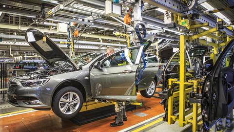 Karosserie "heiratet" Unterbau und Antriebsstrang: Endmontage im Opel-Werk