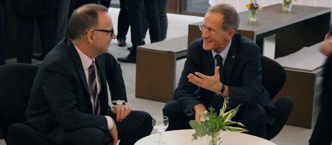 Im Gespräch: Intendant Manfred Krupp und Axel Wintermeyer, Chef der hessischen Staatskanzlei.