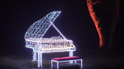 Ein Piano aus Lichterketten