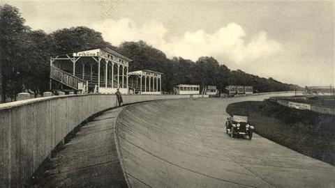 historisches Foto der Rüsselsheimer Autorennbahn aus 1920er Jahren