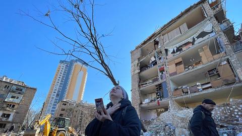 Eine ukrainische Bewohnerin bricht vor den Trümmern eines beschädigten fünfstöckigen Wohnhauses in Vynohradar in Tränen aus.