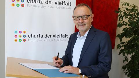 hr-Intendant Manfred Krupp unterzeichnet beim Unterzeichnen der Urkunde t die "Charta der Vielfalt"