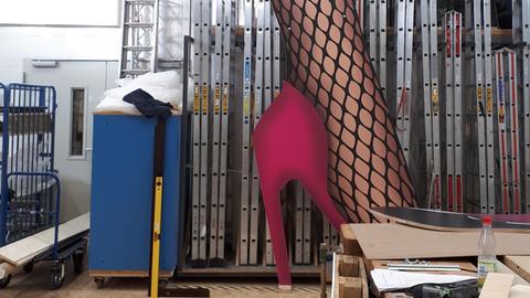 Hölzernes Bein mit High-Heel und Netzstrumpfhose