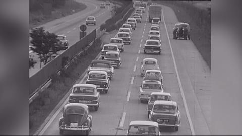 Stau auf der Autobahn. Archivmaterial aus Hessen von 1965.