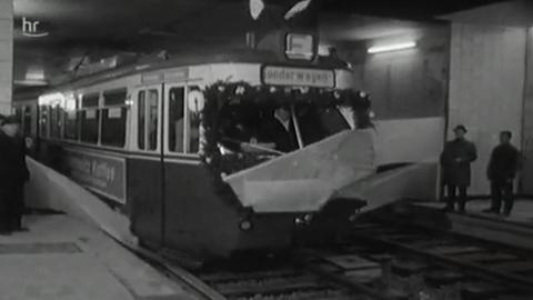 U-Bahn fährt in den Kasseler Bahnhof ein
