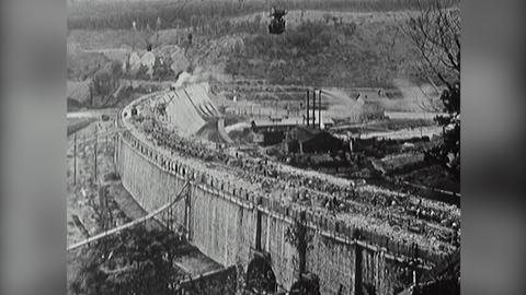 Schwarz-Weiß-Aufnahme vom Bau der Edersee-Staumauer 1908-1914