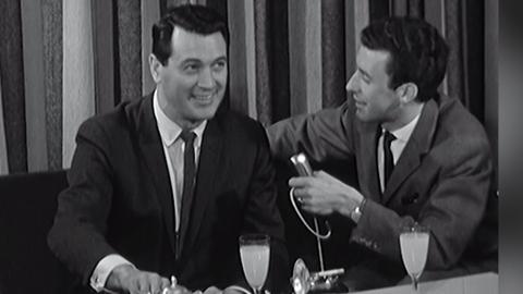 Rock Hudson wird von einem Journalisten interviewt