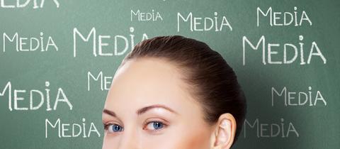 Ausschnitt Frauengesicht vor tafelähnlichem Hintergrund mit den Schriftzügen "Media" 