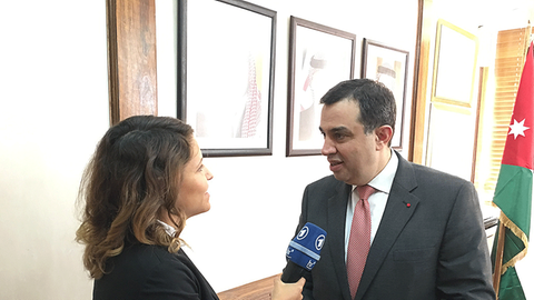 Dunja Sadaqi interviewt den jordanischen Planungsminister Emad Fakhoury.