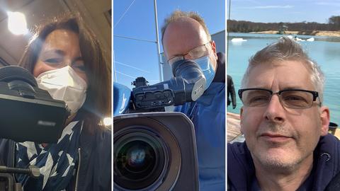 Die Kollage zeigt drei Fotos von hr-Mitarbeiter*innen: Christine Kaltenschnee (links) und Andreas Nitsch (Mitte) stehen mit Maske hinter der Kamera. Tonmann Clemes Förster (rechts) ist beim Außendreh an einem See. 
