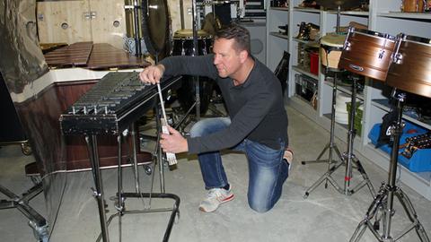 Orchesterwart Hardin Hass misst ein Tasteninstrument aus.