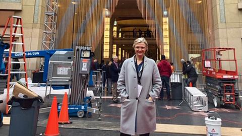 Nicole Markwald vor dem Hauptenigang des Dolby Theatre. Im Hintergrund stehen Leitern, Maschinen und Equipment für den Aufbau der Dekoration.