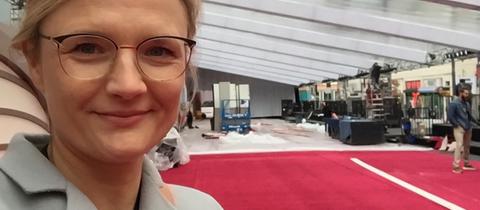 Nicole Makwald beim Aufbau des roten Teppichs der Oscars